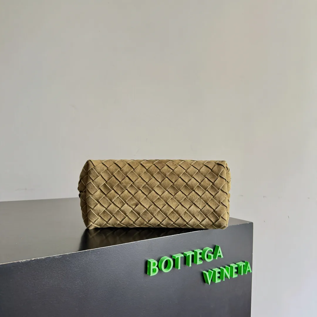 The 2023 new Andiamo batch of 1960 BV has been shipped‼ ️Really popular🔥The new Andiamo woven handbag launched by Bottega Veneta this season is really popular all over the world! ! Celebrities at home and abroad have worn it, and Oscar-winning actress Michelle Yeoh has taken it out on the street. Song Jia, Trai Yara, Yu Feihong, Sanji Ayaka, Rosie Hunting-Whiteley, Yoshioka Riho, etc. have all picked up this bag. It is classic and versatile, showing off its temperament, and the bag capacity is also large, which is very convenient for daily commuting! ! A variety of carrying methods, the shoulder straps can be adjusted by yourself, the original lambskin feels soft and delicate, and the neutral style is created to break gender boundaries and bring a more practical and longer-lasting use experience. Andiamo, which has both elegant and casual styles, perfectly interprets the true appearance of "fashionable old money style". Style number: 743568 (suede) Size: 25*22*10.5cm